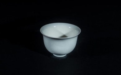 Arte Cinese A white glazed cup with anhua incised