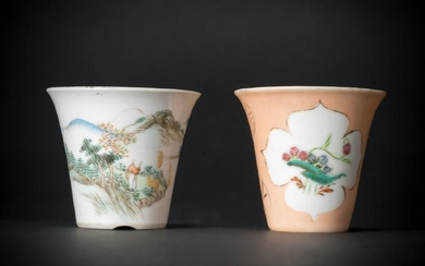 Arte Cinese Two polychrome porcelain cups painted with