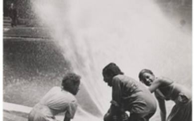HELEN LEVITT (1913–2009), New York (Children in fire hydrant spray), c. 1945