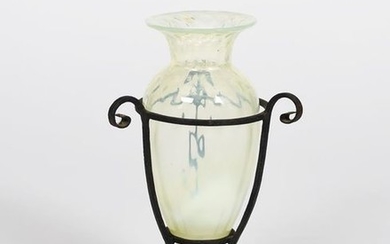 A small James Powell & Sons Whitefrairs glass vase…