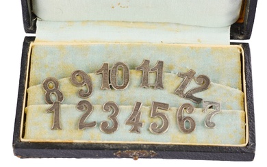 12 porte-cartes argentés Argent marqué (800) Dans leur étui en cuir d'origine Hauteur 1,5 cm...