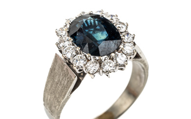 14 kt gold sapphire-brilliant-ring , WG 585/000, centered oval bevelled...