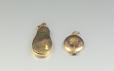 14K (585/oo) yellow gold debris set including two opening souvenir...