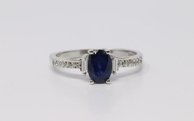 4Kt White Gold Sapphire/Diamond Ring.