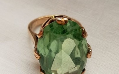 15 kt. Gold - Ring Green spinel, possibly Verneuil