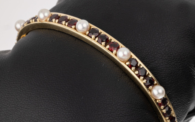 18 kt gold garnet-pearl-bangle , YG 750/000,with round bevelled garnets...