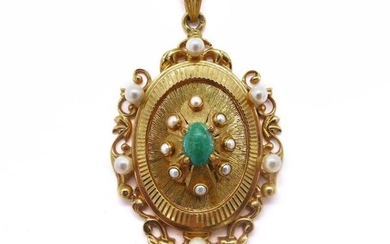 18K yellow gold PENDANT holding 14 white pearls (untested) and a green stone cabochon. French work. Dimensions : 5.5 x 3 cm. Gross weight : 9.13 gr. A pearl, green stone and gold brooch.