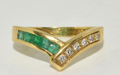 18ct gold ladies Emerald and Diamond wish bone ring 3.7g siz...