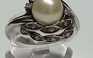 19.2 kl white gold lady's ring <br>with 1 natural pearl...