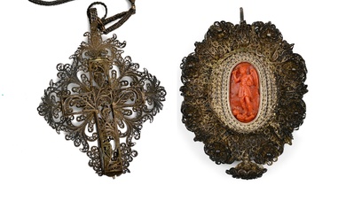 2 pendentifs chapelet avec corail sculpté & avec croix Saint Michel XVIIIe siècle Argent filigrané...