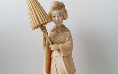 Okimono - Ivory - Bijin (beauty) holding umbrella - Japan - Meiji period (1868-1912)