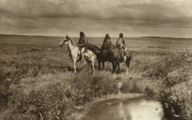 EDWARD S. CURTIS ( 1868 - 1952 ) , Three chiefs 1900 Vintage gelatin silver print. Signature on the recto. Mounted on original cardboard. 13.58 x 16.54 in.