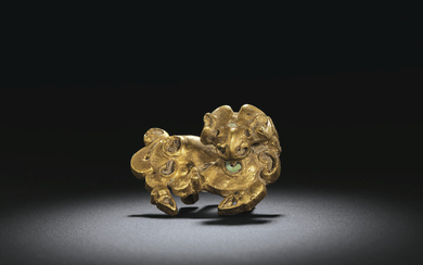 A RARE TURQUOISE-INLAID GOLD RAM-FORM FITTING, SPRING AND AUTUMN PERIOD, 7TH-EARLY 6TH CENTURY BC