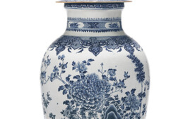 A MASSIVE BLUE AND WHITE SOLDIER VASE AND COVER, QIANLONG PERIOD, CIRCA 1775