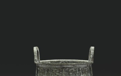 AN ARCHAIC BRONZE RITUAL TRIPOD FOOD VESSEL, DING, EARLY WESTERN ZHOU DYNASTY, 11TH-10TH CENTURY BC