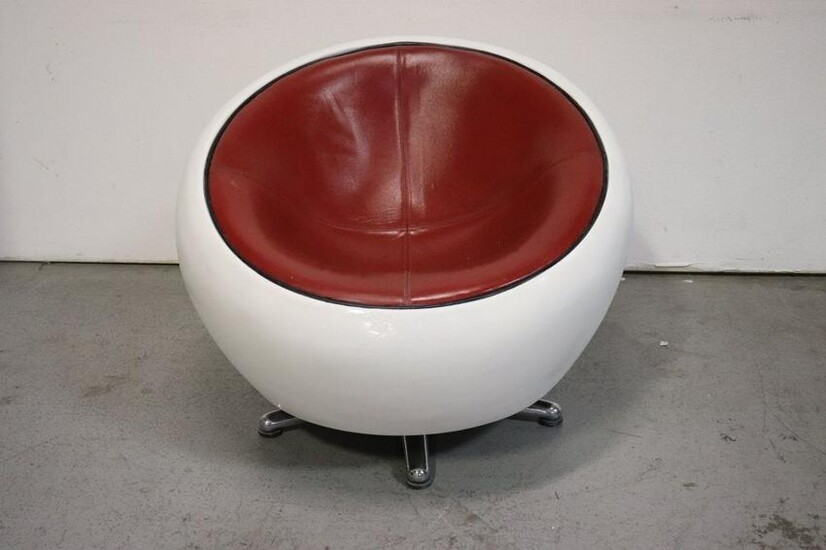 80s Italian Leather Swivel Chair in the Manner of Aero