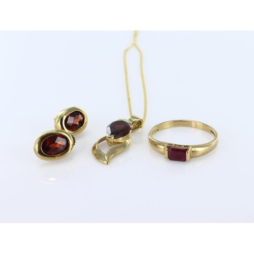 9ct Gold necklace & earrings set with red stones, total weig...