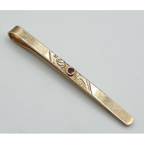 9ct yellow gold Tie slide with red stone, weight 3g.