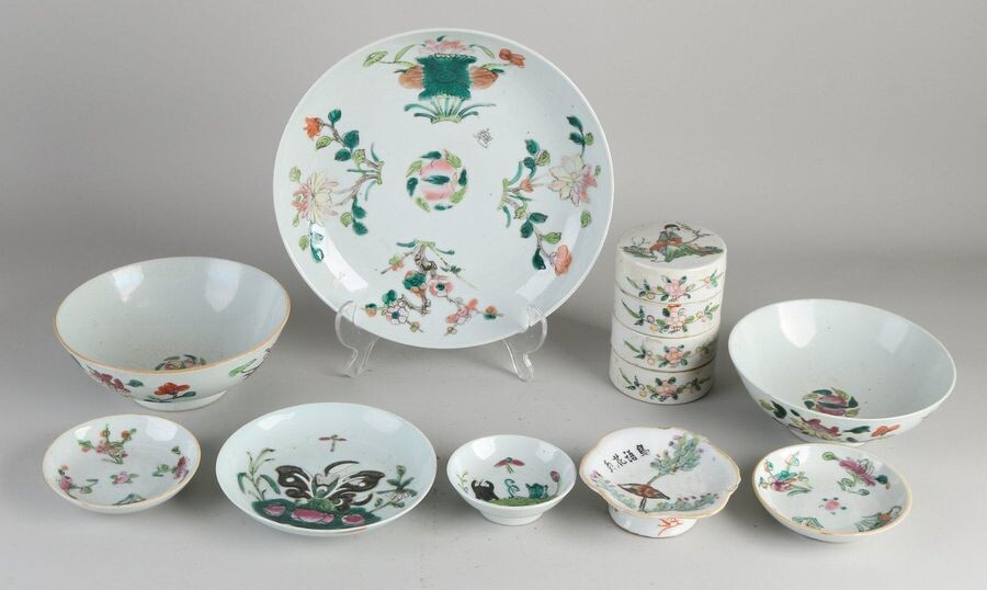 9x Chinese porcelain. 19th century. Consisting of: Three bowls, stacking box, two bowls, pattipan and two plates. Various decors. Bottom marks. Some chips possible. Size: 8 - 24 cm. In good condition.