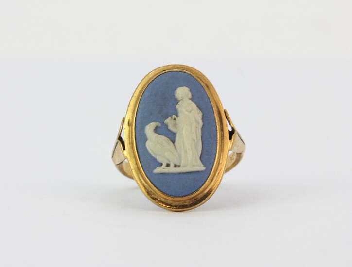 A 9ct yellow gold blue and white Wedgwood cameo set ring, depicting Hebe and Zeus, (O).