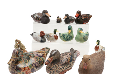 A CARVED WOODEN DUCK DECOY AND OTHER DUCK ORNAMENTS.