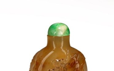A CHINESE AGATE CARVED 'TIGER' SNUFF BOTTLE