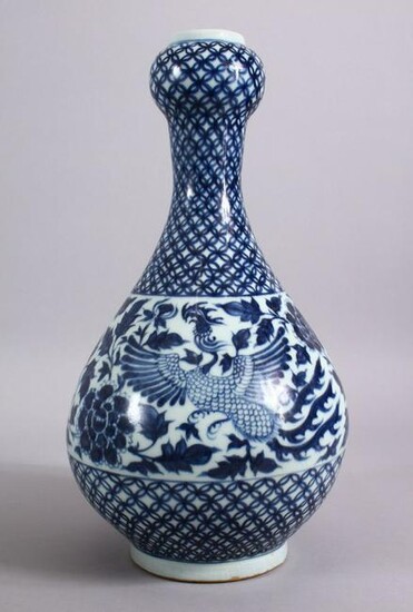 A CHINESE BLUE & WHITE GARLIC HEAD PORCELAIN VASE FOR