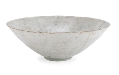 A CHINESE CELADON PORCELAIN BOWL. SONG DINASTY (960-1279)