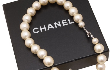 A Chanel chunky pearl necklace