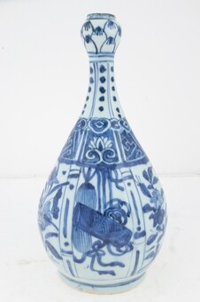 A Chinese blue and white garlic-head bottle vase, China, Wanli...