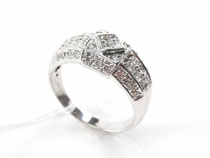 A DIAMOND DRESS RING IN 18CT WHITE GOLD, SIZE O