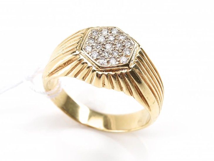 A DIAMOND SET SIGNET RING IN 18CT GOLD, SIZE T, TOTAL WEIGHT 9.9GMS