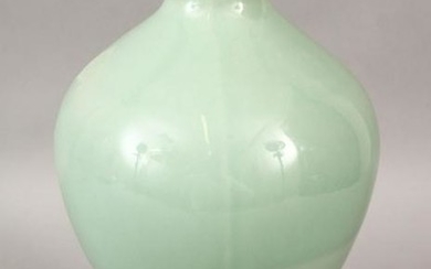 A GOOD 19TH / 20TH CENTURY CHINESE CELADON MEIPING