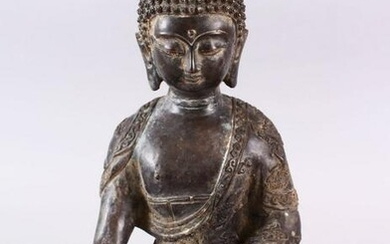 A GOOD CHINESE BRONZE FIGURE OF SEATED BUDDHA, the body