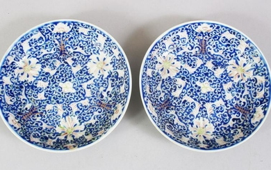 A GOOD PAIR OF 19TH CENTURY CHINESE FAMILLE ROSE