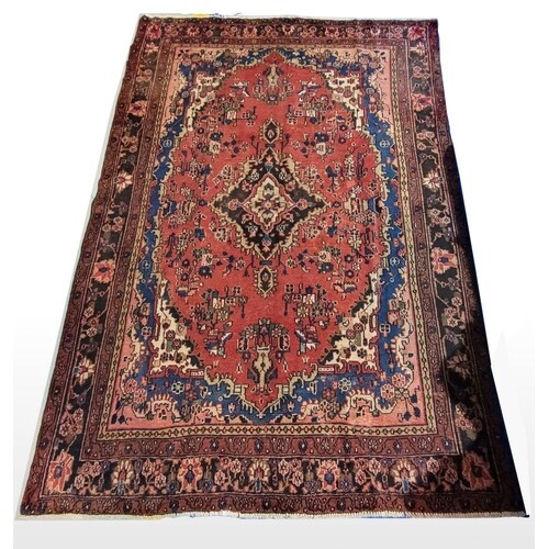 A GOOD QUALITY HAND-WOVEN PERSIAN SAROUK FLOOR RUG, with mul...