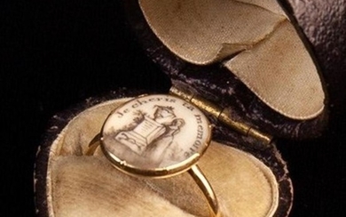 A George III Gold Memorial Ring. The oval mount grisaille painted with a lady alongside memorial urn