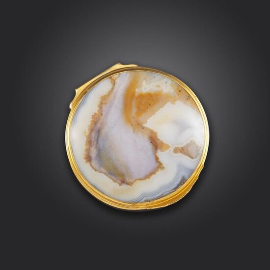 A George III gold-mounted agate snuff box, the base rim engraved with foliate decoration, scratched inventory number 7007A, the hinged cover with raised thumbpiece, 4.8cm wide