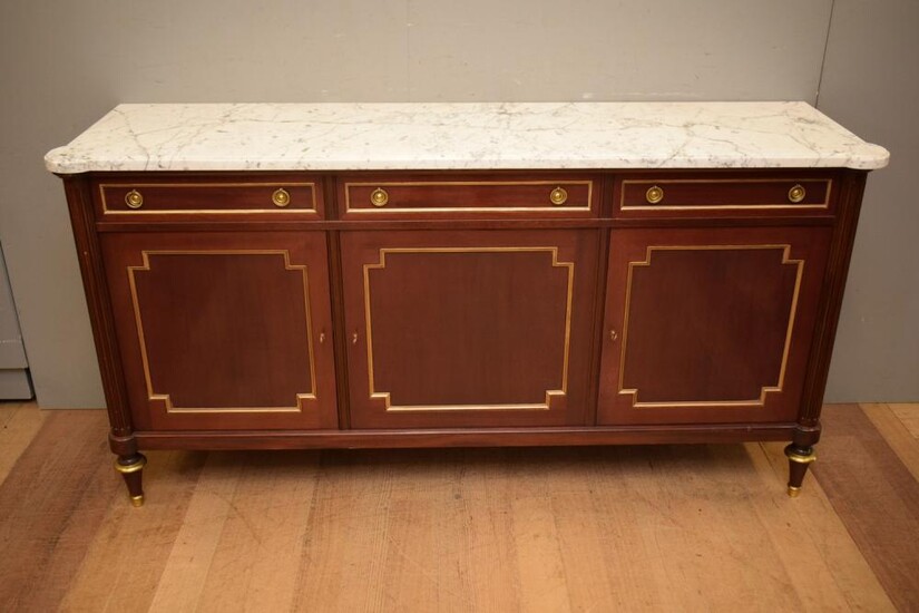 A LOUIS XVI SOLID MAHOGANY MARBLE TOP BUFFET SIGNED M.HIRCH C.1950'S (A/F) (H97 X W189 X D52 CM) (PLEASE NOTE THIS HEAVY ITEM MUST...