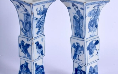 A PAIR OF 17TH/18TH CENTURY CHINESE BLUE AND WHITE