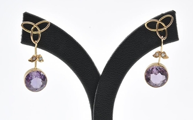 A PAIR OF EDWARDIAN DROP EARRINGS SET WITH AMETHYST AND SEED PEARL IN 9CT GOLD, TOTAL LENGTH 25MM, BY CATANACHS, CIRCA 1900