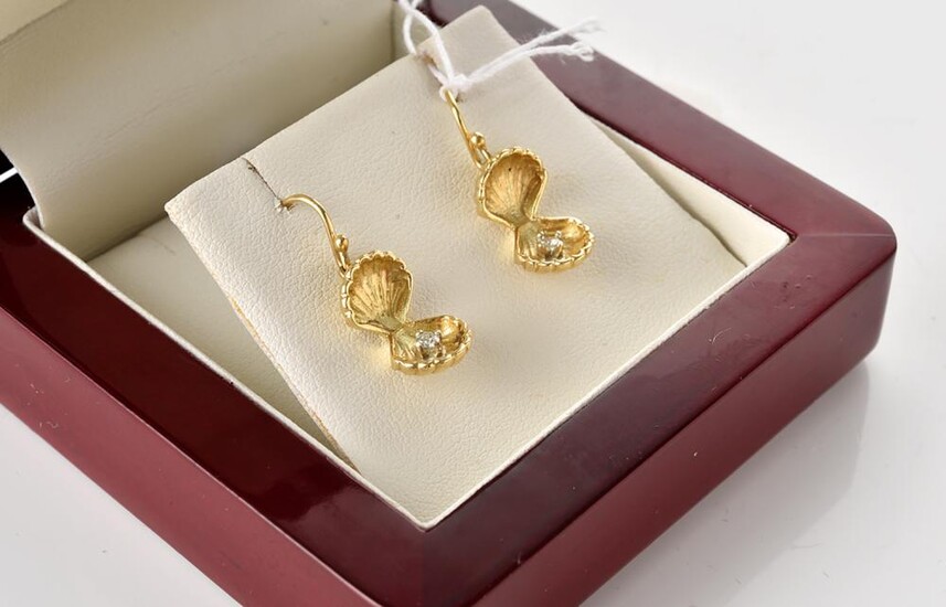 A PAIR OF HANDCRAFTED DIAMOND SET CLAM SHELL EARRINGS IN 18CT GOLD, TO SHEPHERD HOOK FITTINGS, BOXED, 4.2GMS