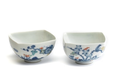 A PAIR OF JAPANESE PORCELAIN SMALL BOWLS