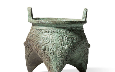 A SMALL CHINESE BRONZE RITUAL TRIPOD FOOD VESSEL, LI, WESTERN ZHOU DYNASTY (1100-771 BC)
