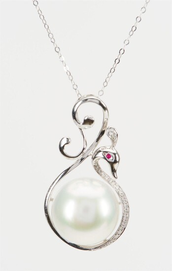 A SOUTH SEA PEARL AND DIAMOND PENDANT WITH CHAIN IN 18CT WHITE GOLD, FEATURING A ROUND PEARL MEASURING 14.4MM, WITHIN AN ABSTRACT BI...