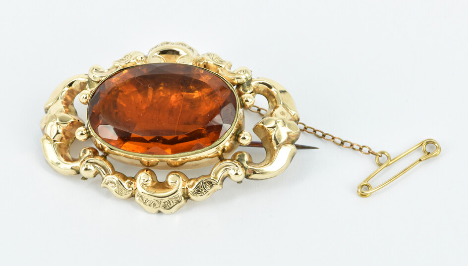 A VICTORIAN 9CT GOLD MOURNING BROOCH