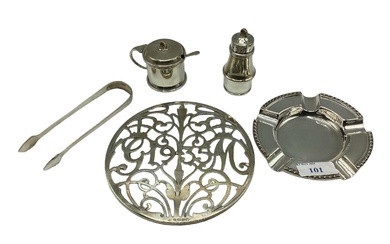 A collection of sterling silver items to include an...