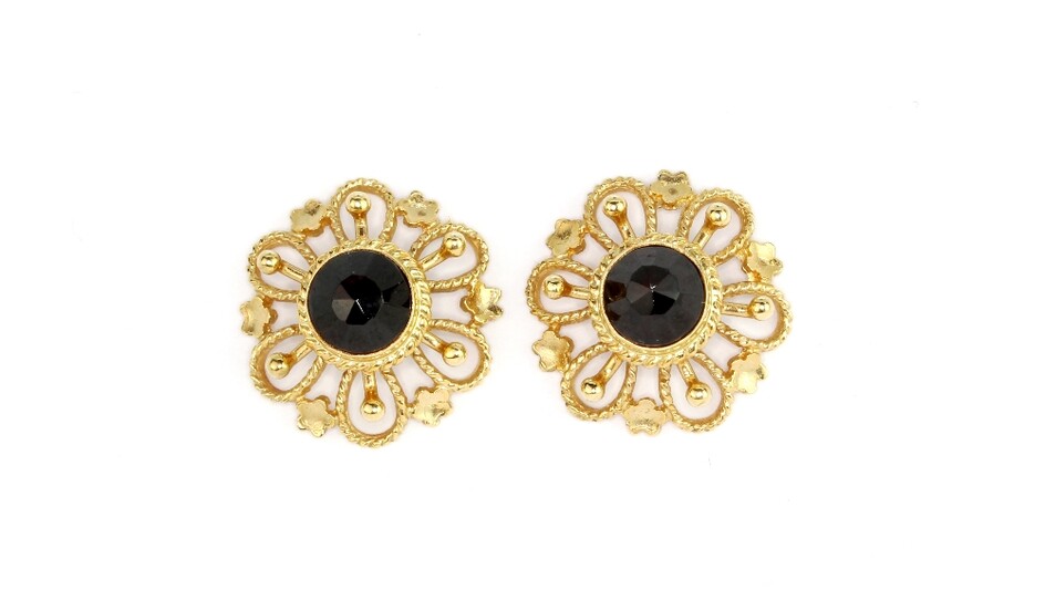 A pair of 14ct yellow gold (stamped 585) flower shaped stud earrings set with oval cut garnets, L. 1.5cm.