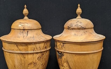 Une paire d'urnes Régence en bois d'olivier, fleurons en forme de gland, doublures intérieures, H.61cm...