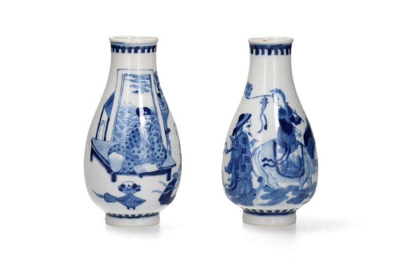A pair of blue and white porcelain vases, decorated with figures. Marked with 4-character mark Kangxi. China, 19th century. H. 15.5 cm.